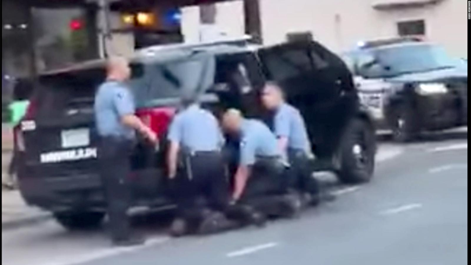 Las imágenes que revelan que fueron tres policías los que presionaron sus rodillas sobre George Floyd