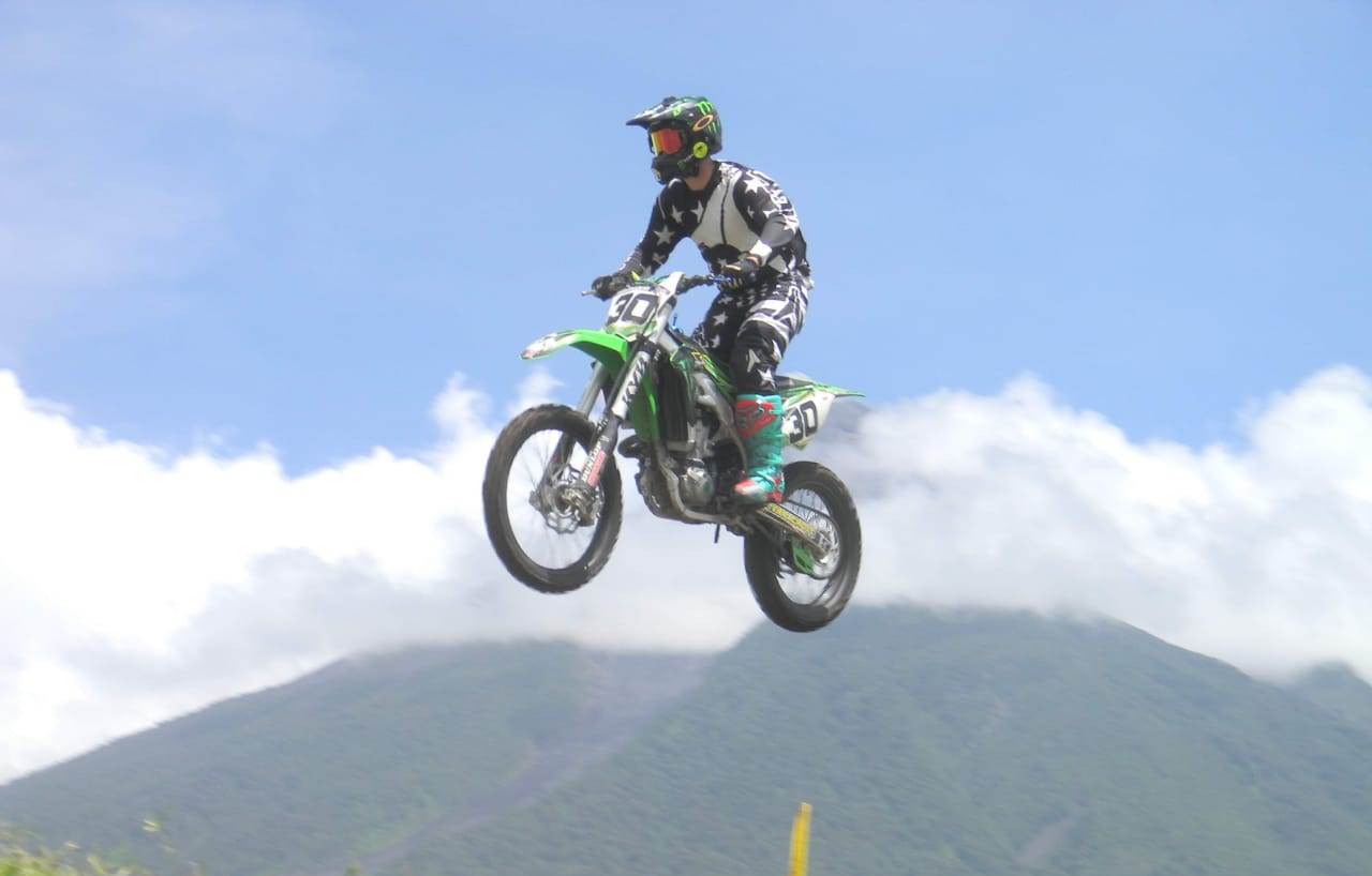 Piloto de motociclismo muere baleado en ruta a El Salvador
