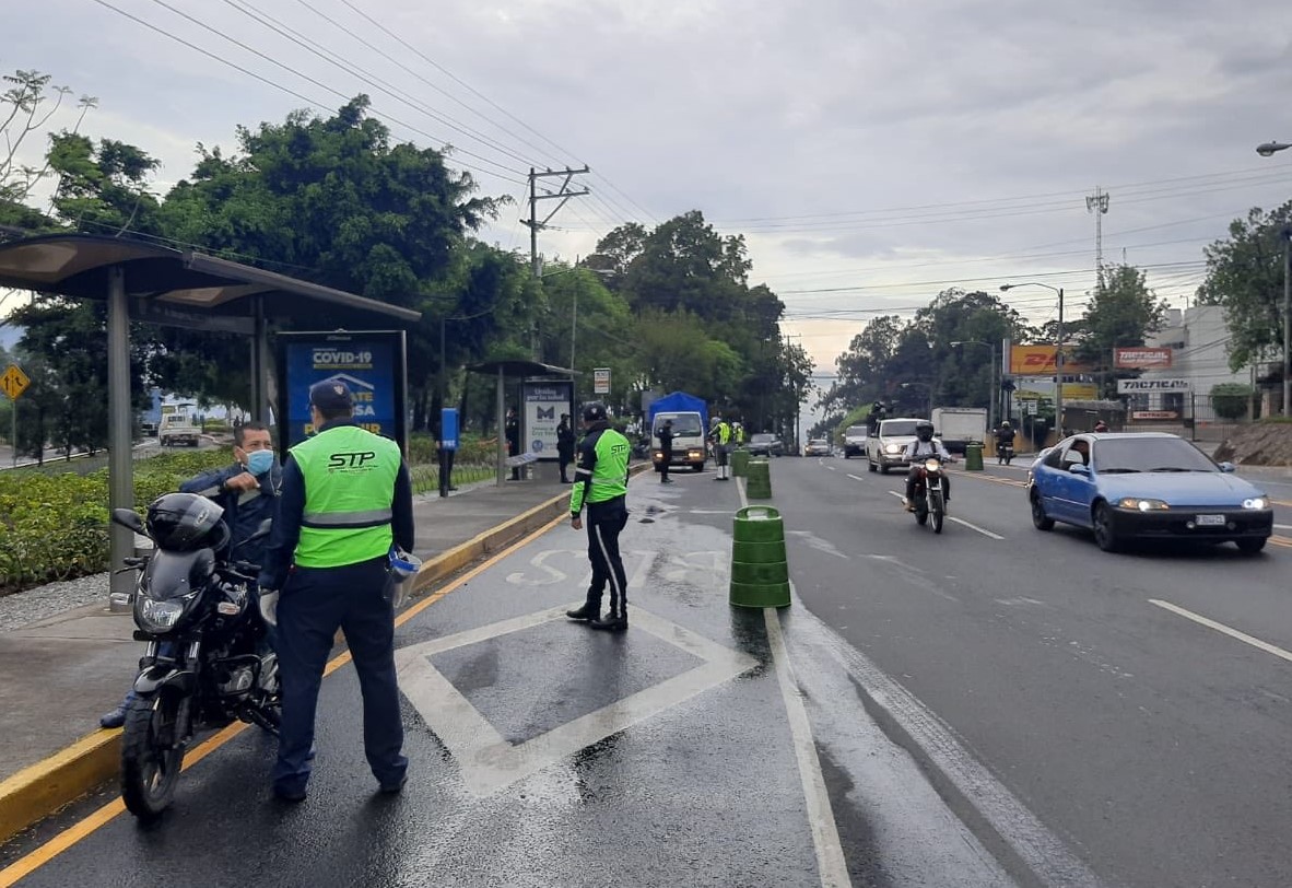 La capital se congestiona por el tránsito de 350 mil vehículos