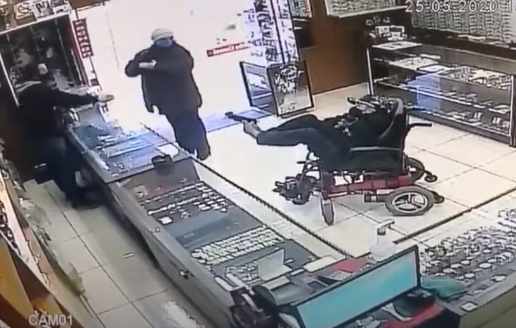 Video: ladrón sin brazos y en silla de ruedas asalta joyería con el arma sujetada con sus pies