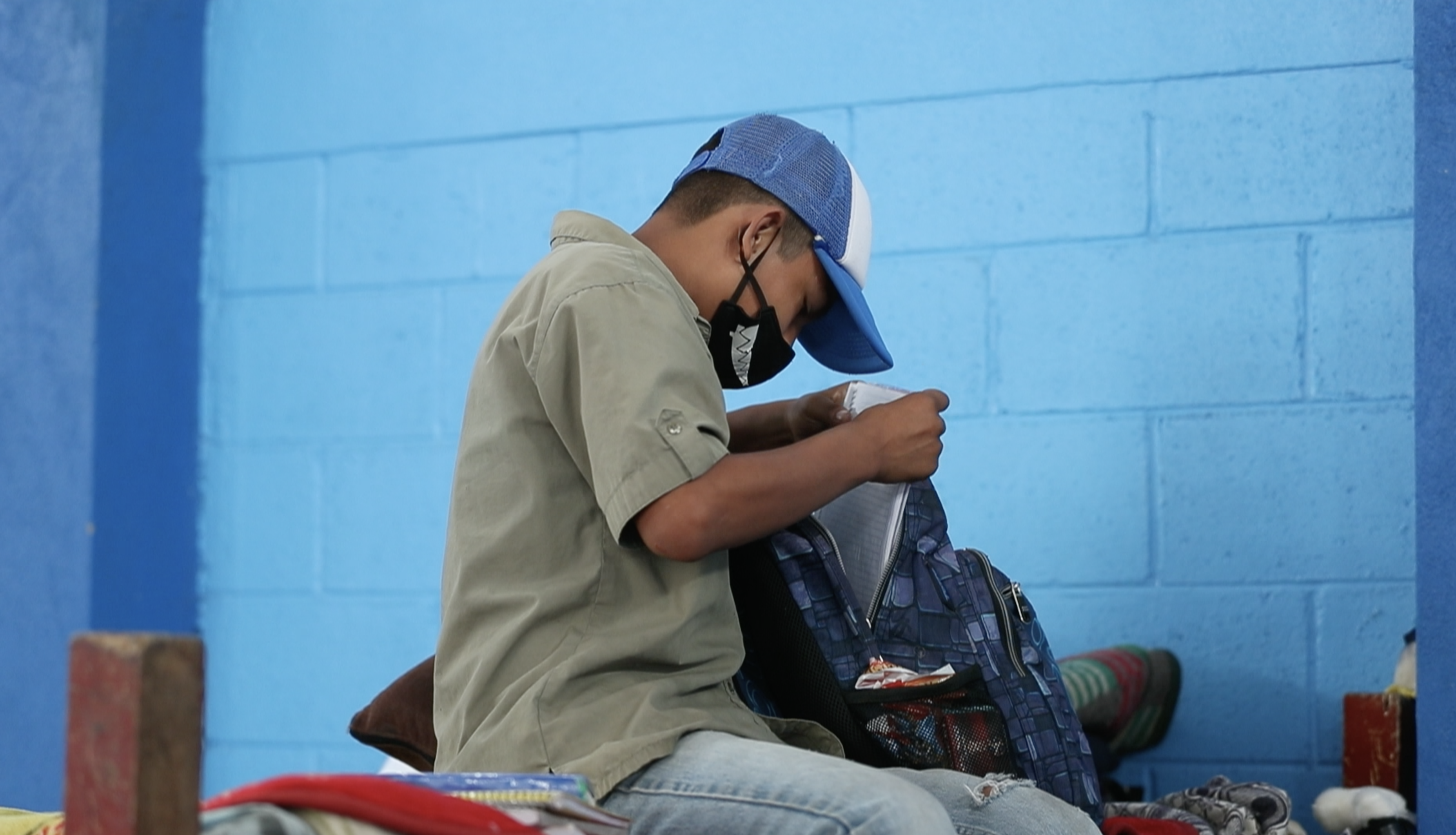 Prestando un celular busca seguir sus estudios, luego de ser desalojado de su hogar