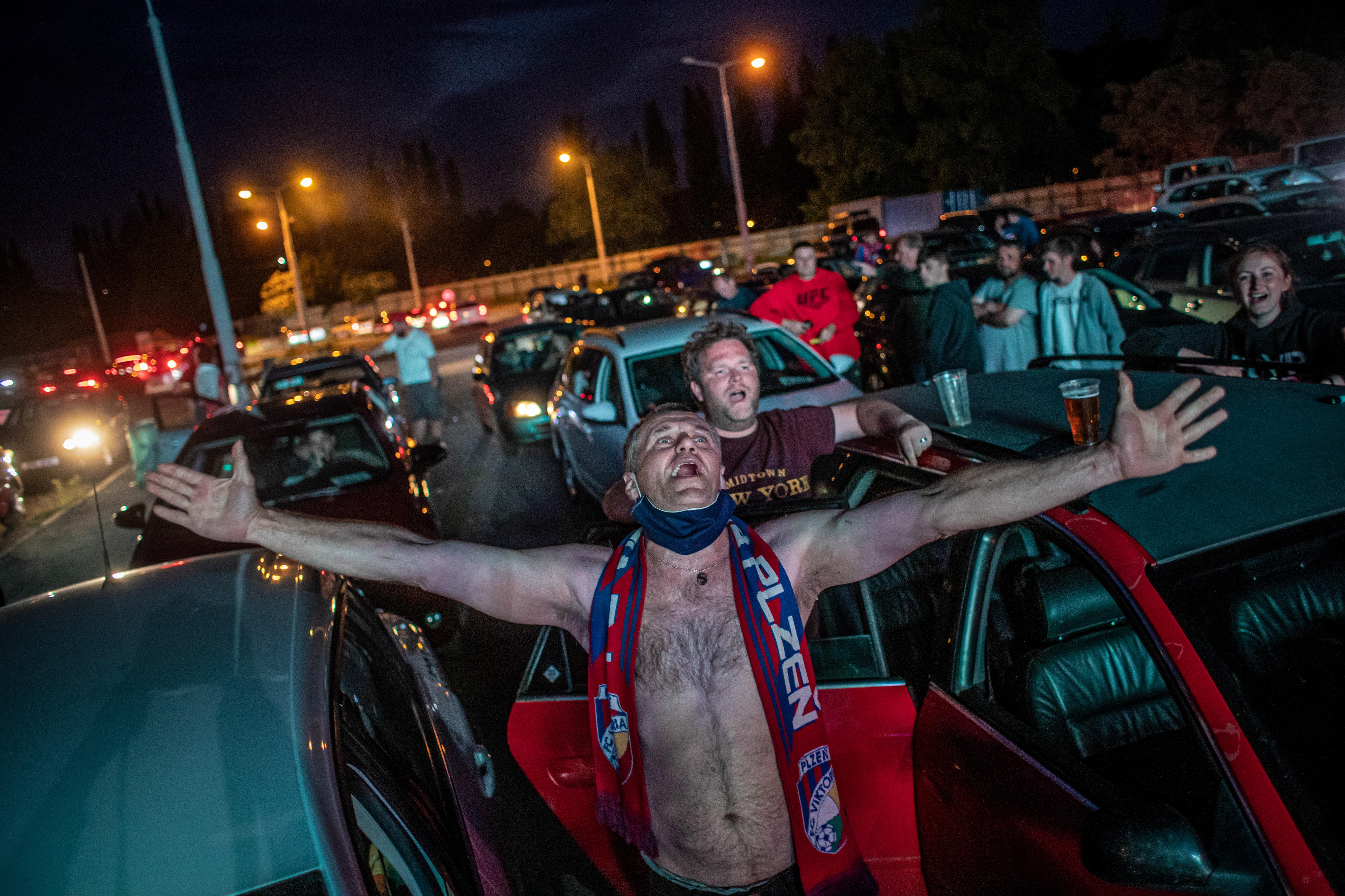 Así es como los aficionados del Viktoria Plzen apoyan a su equipo desde sus automóviles