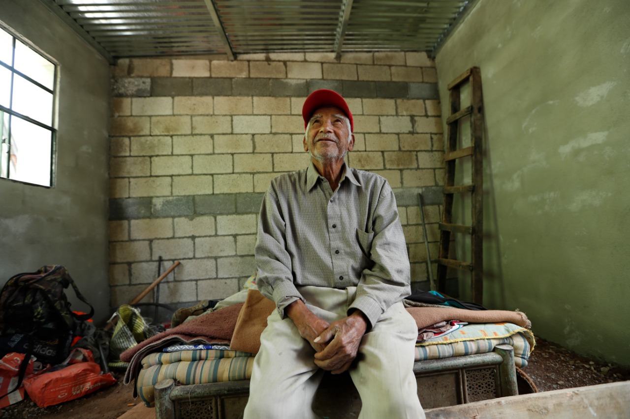 Donante anónimo construye una casa digna a don Julio en tan solo 8 días