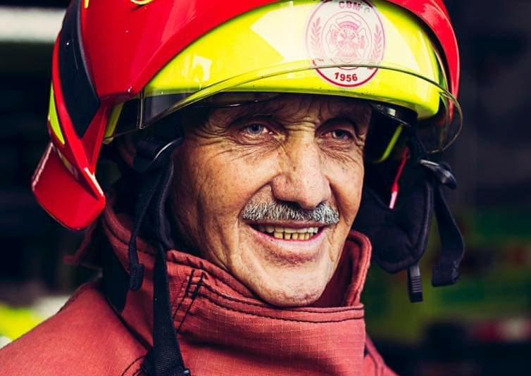 Bombero de 74 años está en confinamiento pero anhela volver a salvar vidas