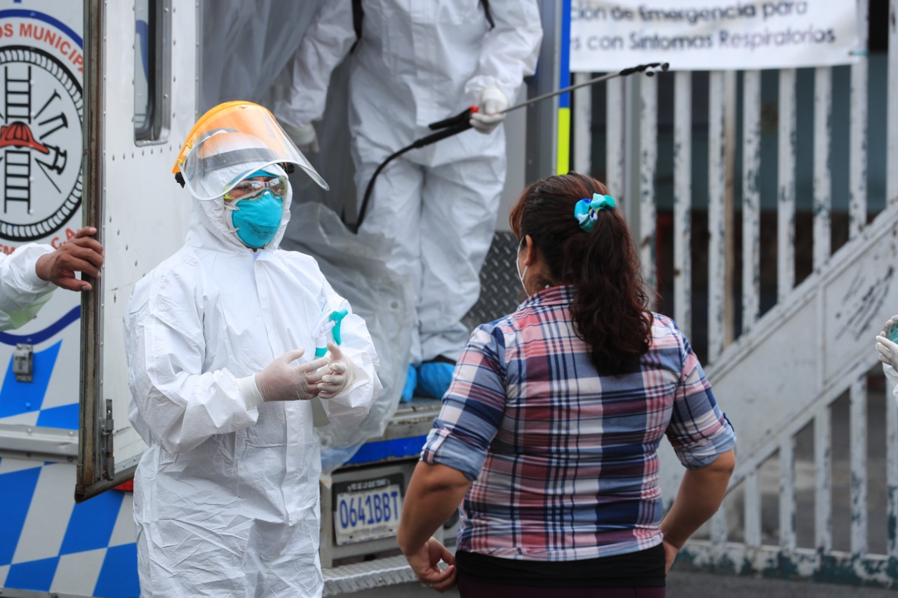 Autoridades con trajes de protección del coronavirus