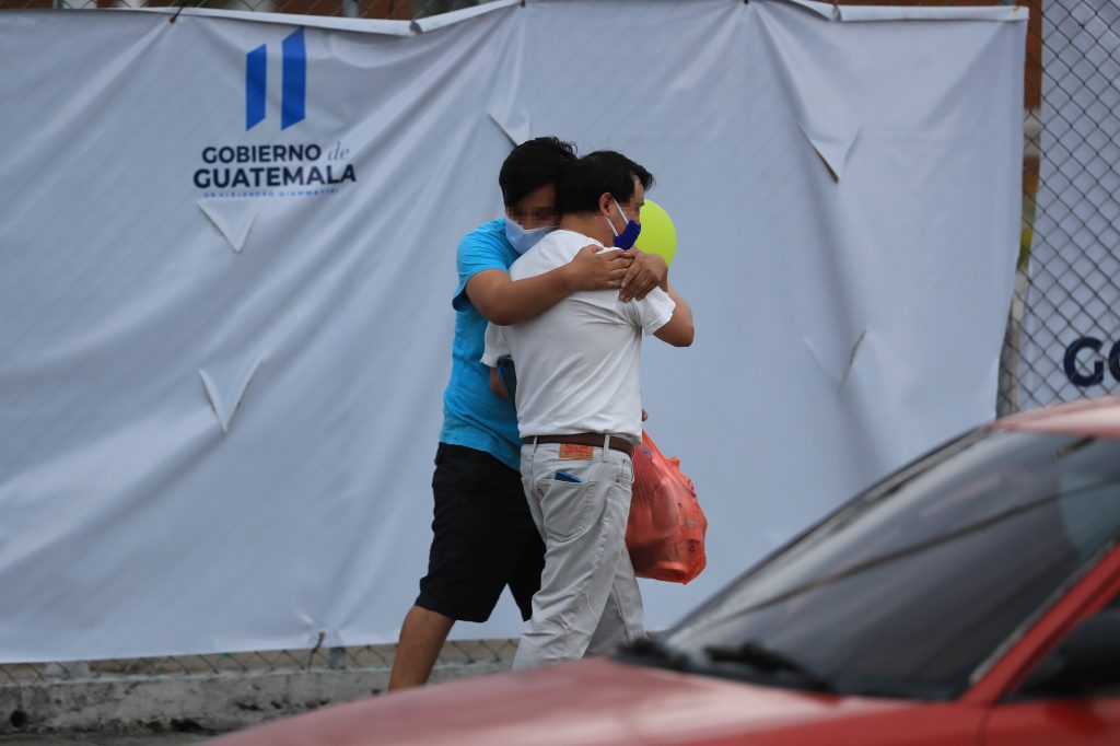 "Uno va a salir a ver la luz del sol": Recuperados de coronavirus salen del Parque de la Industria