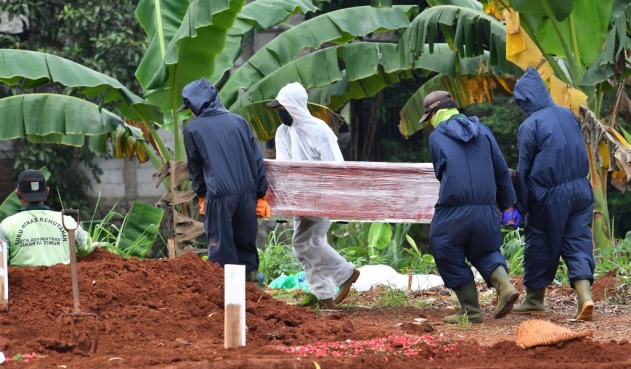 “Robo” de cadáveres víctimas del coronavirus en Indonesia para entierros rituales