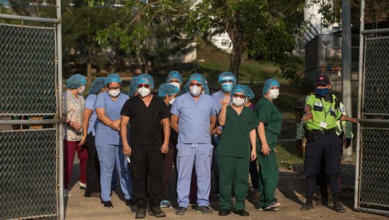Cuatrocientos médicos recién egresados están listos para integrarse a la batalla contra el coronavirus en Guatemala