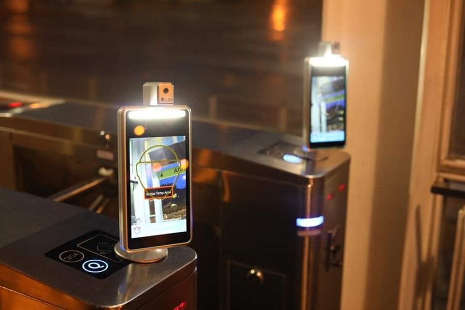 Estos son los termómetros de proximidad que fueron instalados en las estaciones del Transmetro, aquí le contamos cómo funcionan