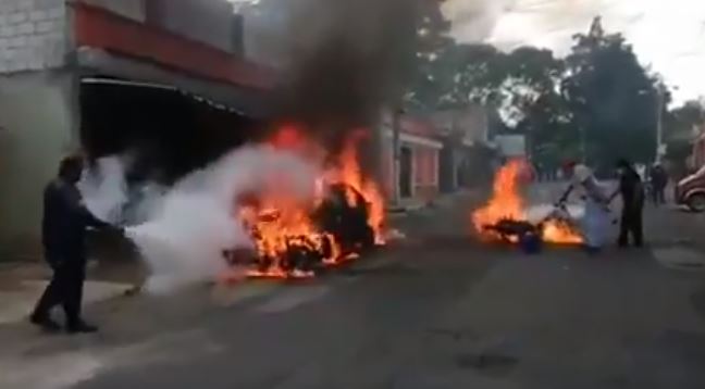 Cuatro personas sufren lesiones cuando motocicleta que transportaba cilindros de gas impactó con vehículo
