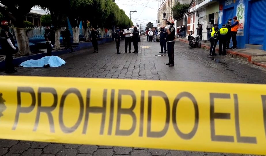 Ataque armado deja un muerto y un herido en el parque central de El Tejar