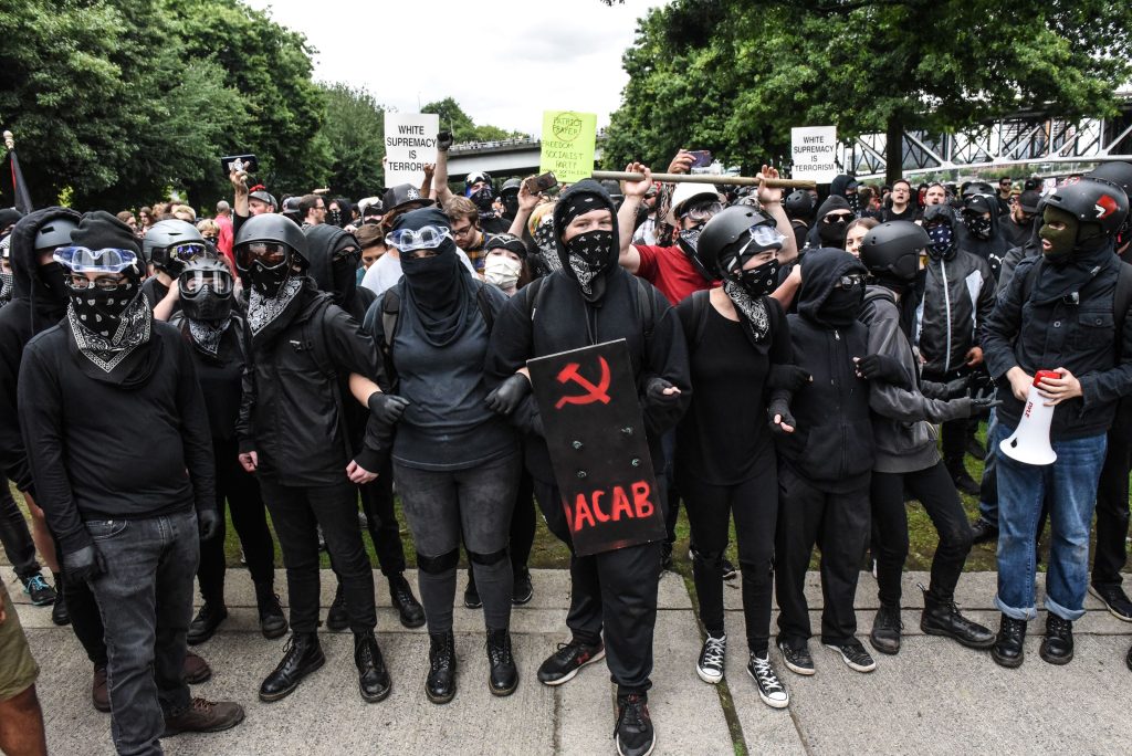 Miembros de Antifa en Estados Unidos