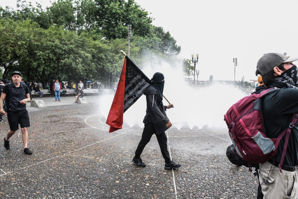 Miembro de Antifa en Estados Unidos