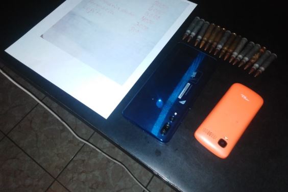 Supuesto líder de pandilla capturado con municiones para fusil y listados de víctimas de extorsión