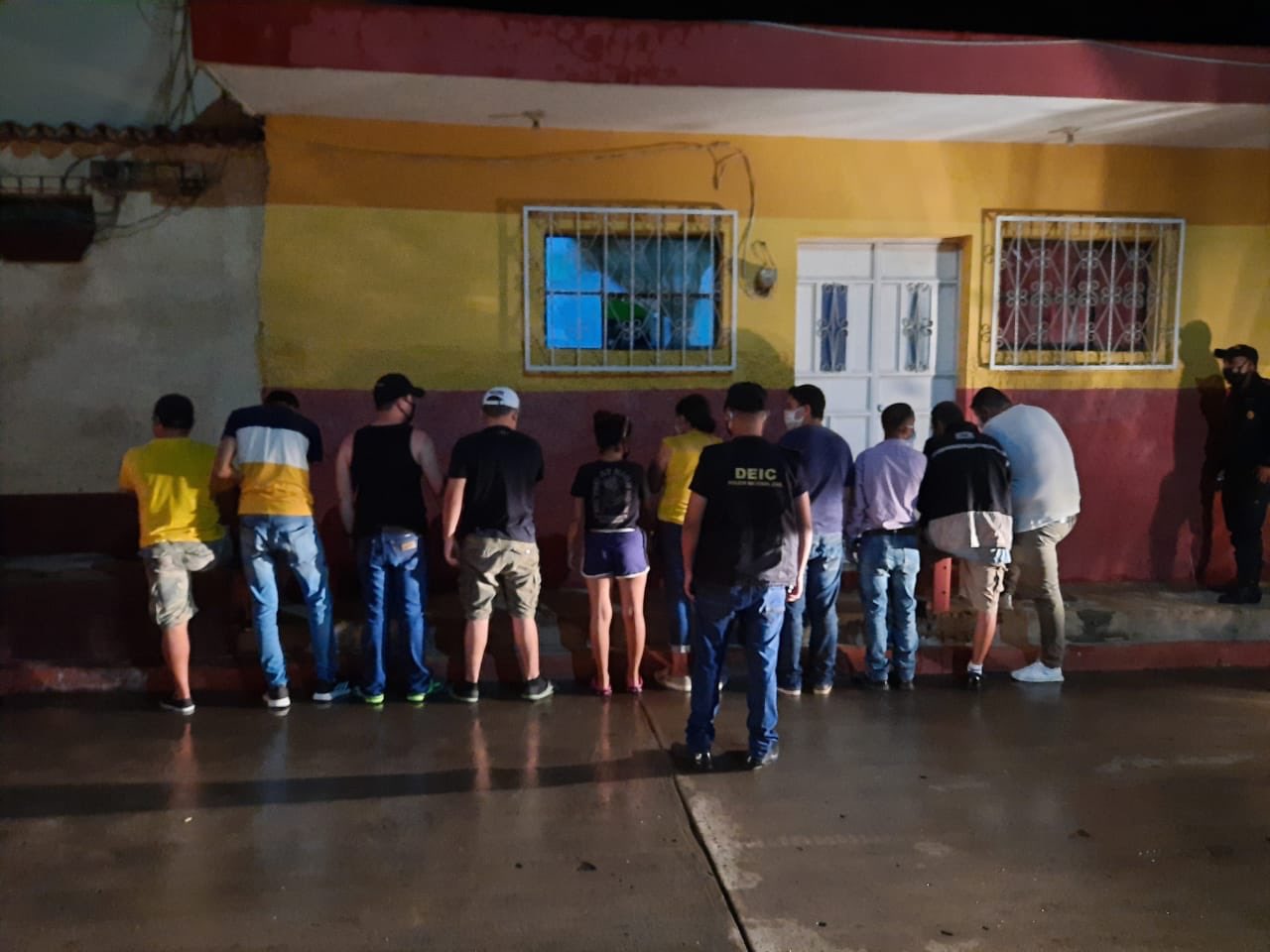 Coronavirus: Fiesta con licor y drogas en Jutiapa durante el toque de queda termina con 10 detenidos