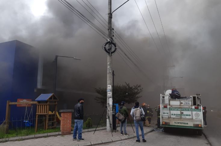 Incendio consume local comercial en la Avenida Las Américas de Quetzaltenango