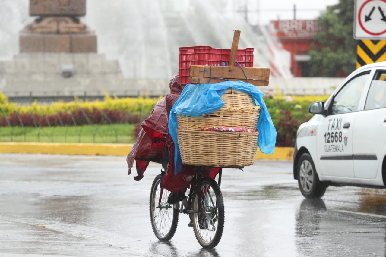Lluvia continuará en las próximas horas y ya ha dejado dos muertos y varios percances