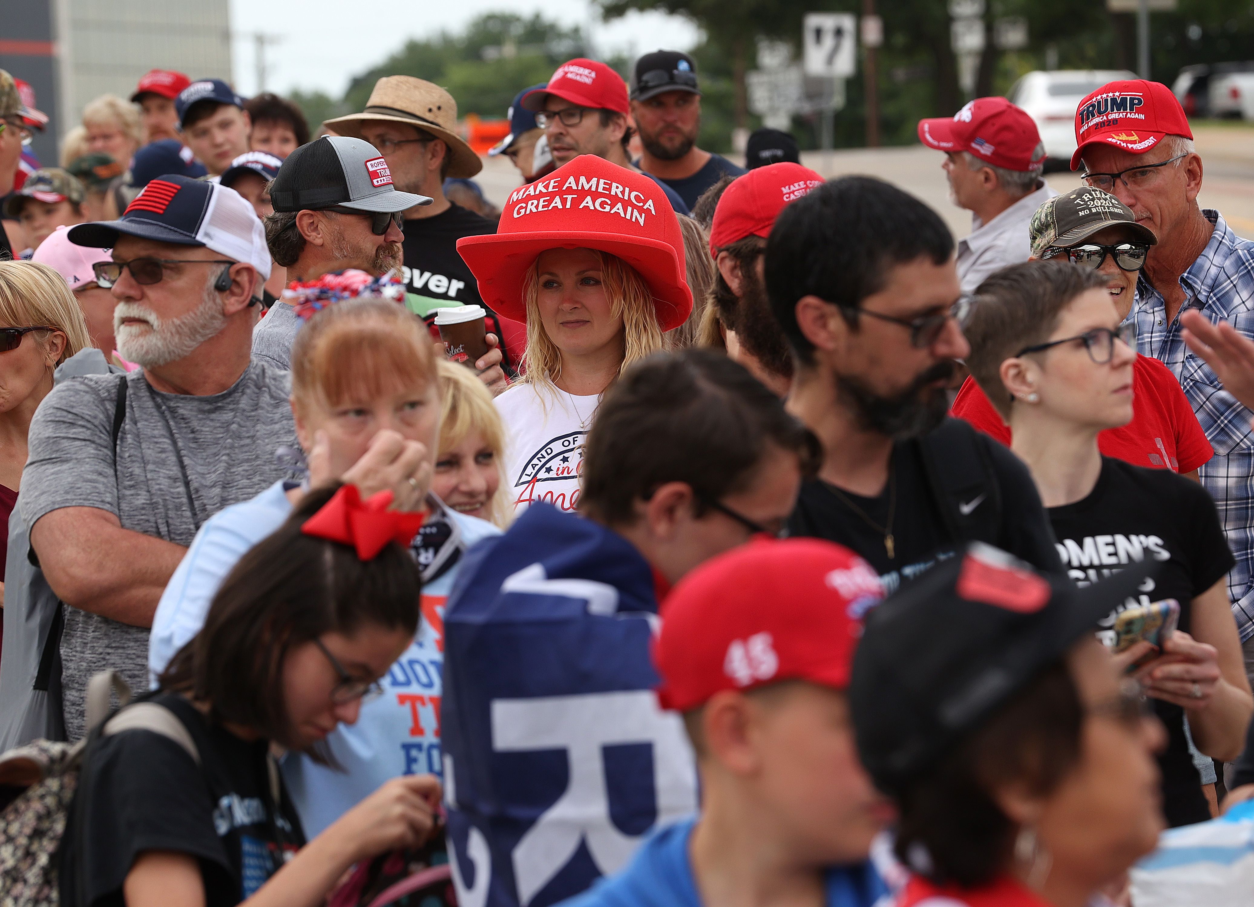 Miles de personas desafían al coronavirus para mostrar su fidelidad a Trump en su primer mítin