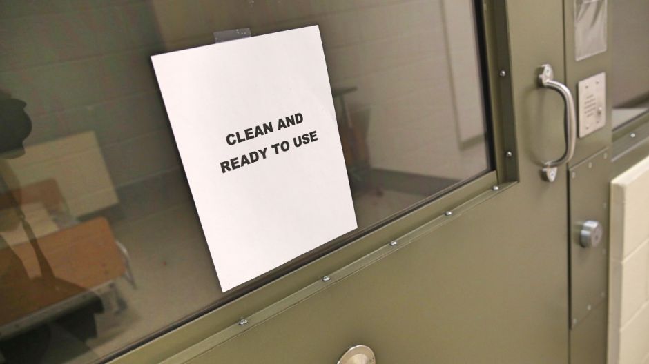 Migrantes son fumigados hasta 50 veces al día para evitar coronavirus en centros de detención de ICE