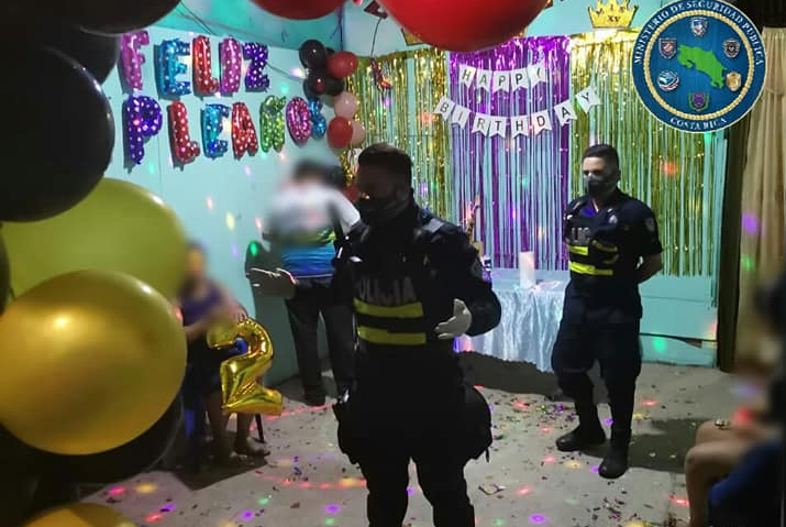 En una de las fiestas la policía de Costa Rica fue atacada y arrestó a 5 personas. (Foto Prensa Libre: Fuerza Pública CR/Twitter)