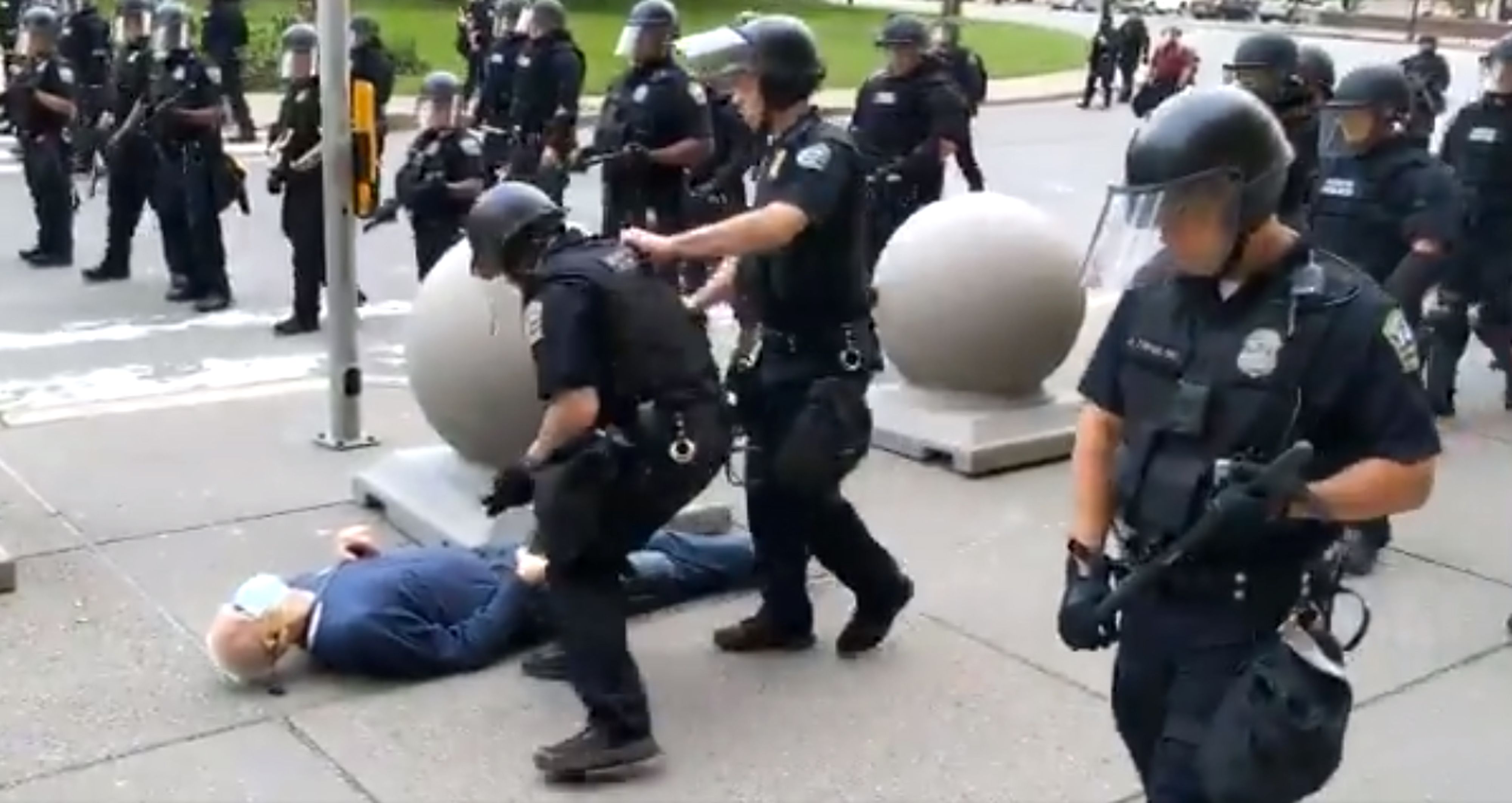 Donald Trump sugiere que el caso del manifestante herido por policías en Buffalo puede ser un montaje