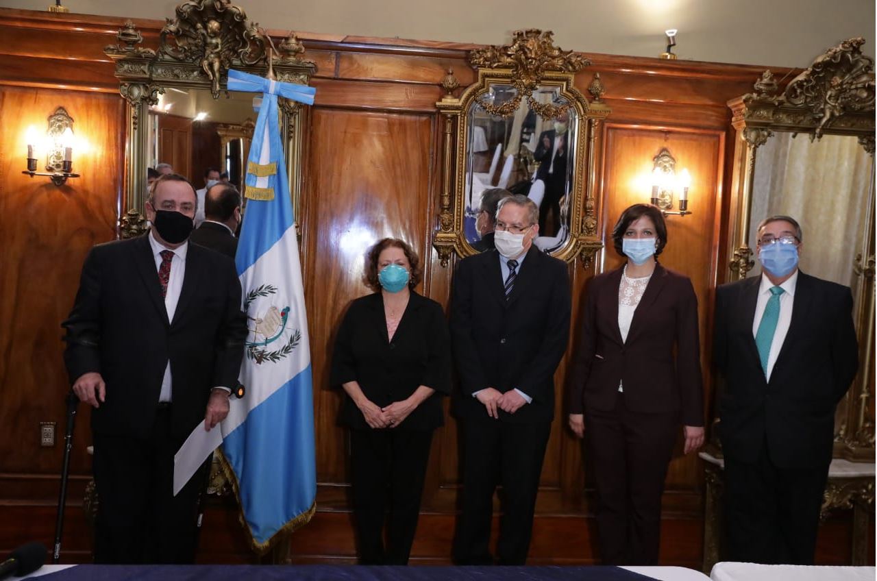 Hugo Monroy es destituido como ministro de Salud y ocupará su cargo Amelia Flores