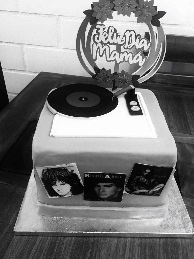 EL ESPOSO E HIJOS DE KATHERINE RODRÍGUEZ BELTRÁN LE OBSEQUIARON UN PASTEL PARA EL DÍA DE LA MADRE DE ESTE AÑO Y LO DECORARON CON FOTOGRAFÍAS DE ARJONA. (FOTO: CORTESÍA KATHERINE RODRÍGUEZ BELTRÁN)