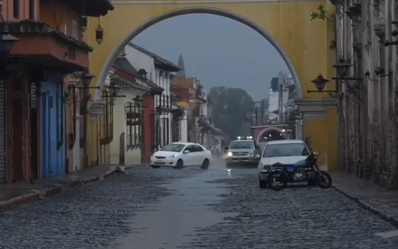 VIDEO: Conductor protagoniza persecución policial en pleno toque de queda en la Antigua Guatemala