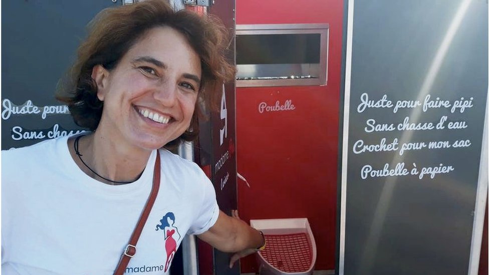 ¿Son los urinarios femeninos la solución a las largas colas en los baños de mujeres?