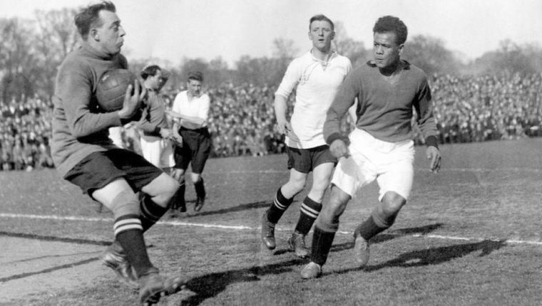 Racismo: el futbolista que debió haber sido el primer negro en la selección de Inglaterra y terminó su vida limpiando las botas de los jugadores blancos