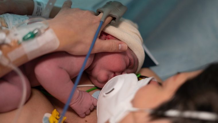 Coronavirus: el caso que confirma que el covid-19 sí puede transmitirse de una madre a su hijo por la placenta (y por qué es extremadamente raro)