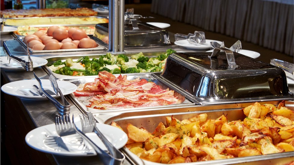 Los hoteles, casinos y restaurantes han cerrado sus áreas de bufé por la pandemia de covid-19.