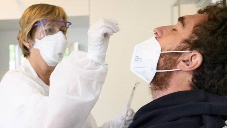 Pruebas de coronavirus: por qué el hisopo del test no puede dañar el cerebro
