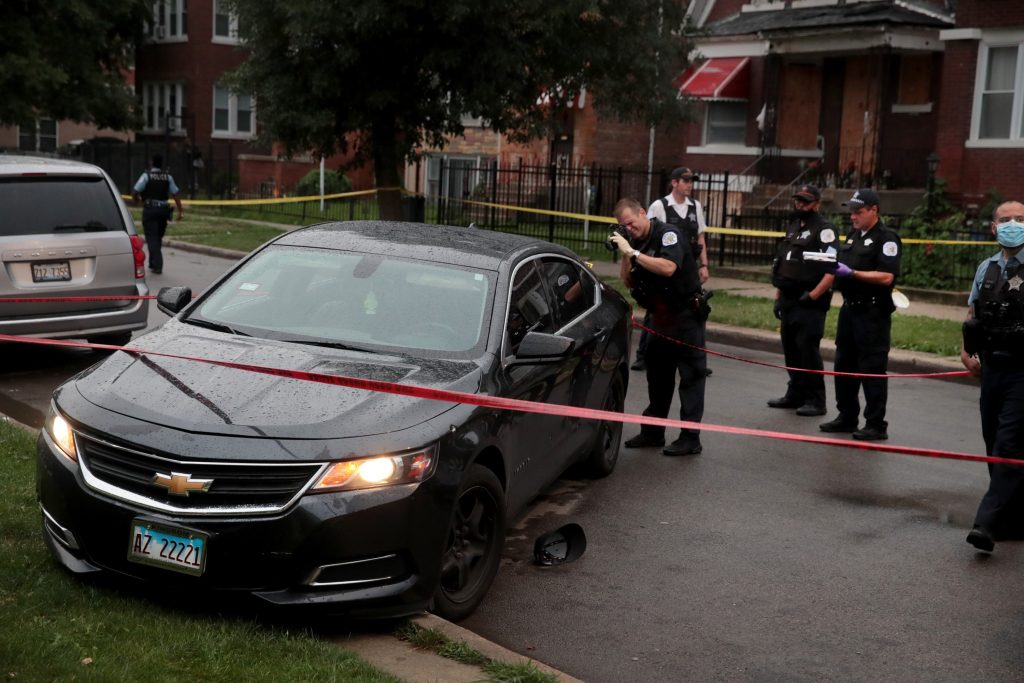 Grupo armado ataca funeral desde un vehículo en Chicago; se reportan 14 heridos