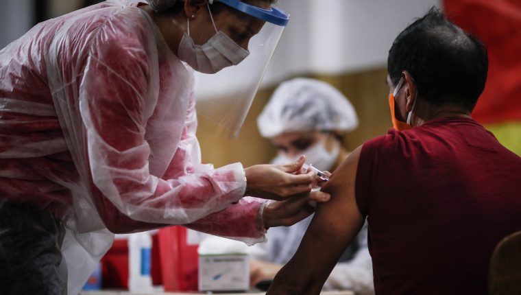 Médico vacuna a su familia y lo separan del cargo
