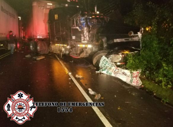 Accidente de tránsito km 230 ruta al Pacífico en Coatepeque, Quetzaltenango. (Foto: Guatevisión: Bomberos Municipales Departamentales).