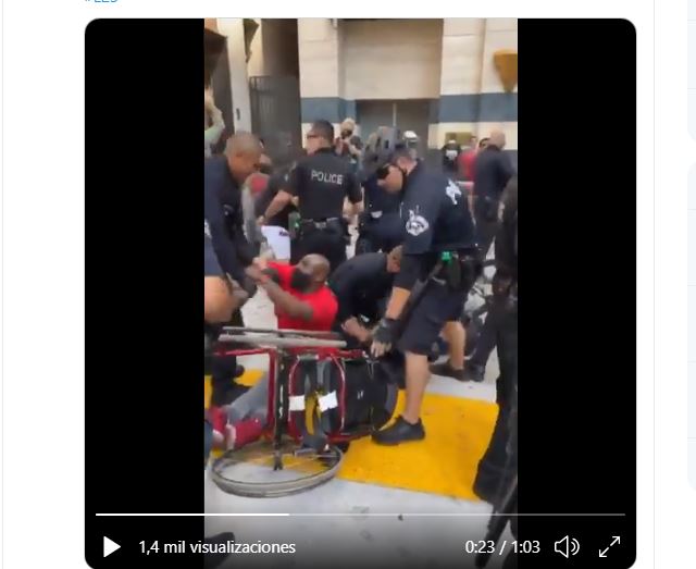 Video: policías de Los Ángeles derriban a afroamericano de su silla de ruedas