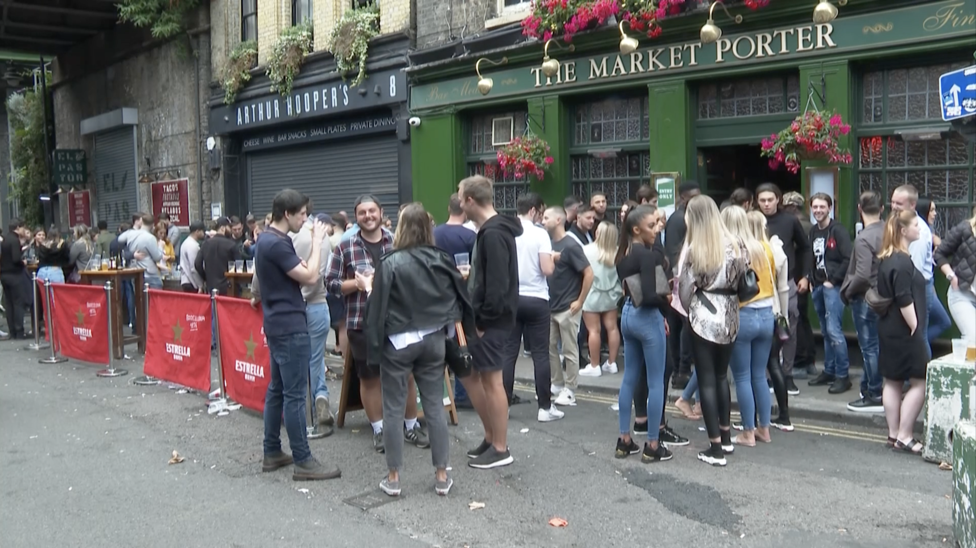 Noche de fiesta “fuera de control” en Inglaterra en la reapertura de pubs
