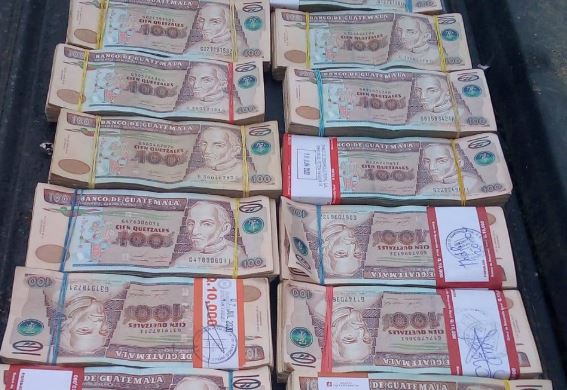 El maletín, el dinero y las municiones incautadas a tres hondureños en un área fronteriza con Guatemala