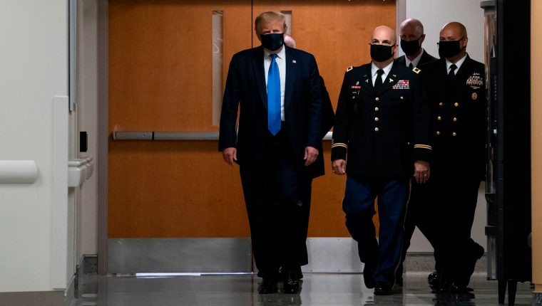 Trump se pone mascarilla mientras se aceleran los contagios por coronavirus en el mundo