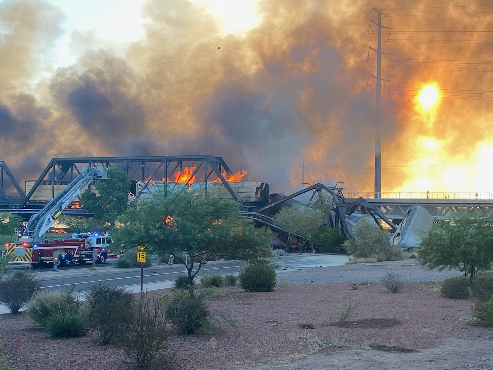 Videos: Las impactantes imágenes de un tren que se descarriló sobre un puente en EE. UU. y causó un aparatoso incendio