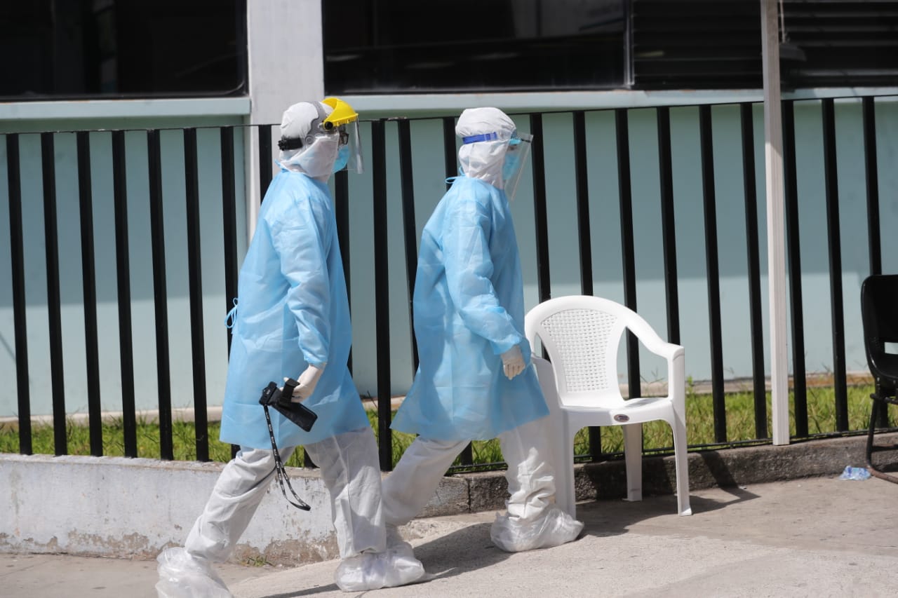 Personal médico atiende emergencia del coronavirus en Guatemala