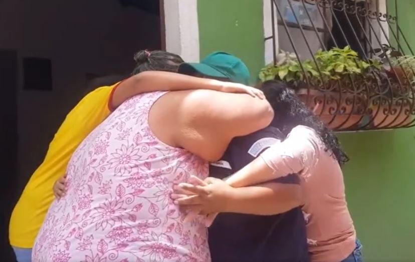 Una de las socorristas que se recuperó del covid-19 regresa a su casa en Antigua Guatemala. (Foto Guatevisión: Captura de video de Facebook).