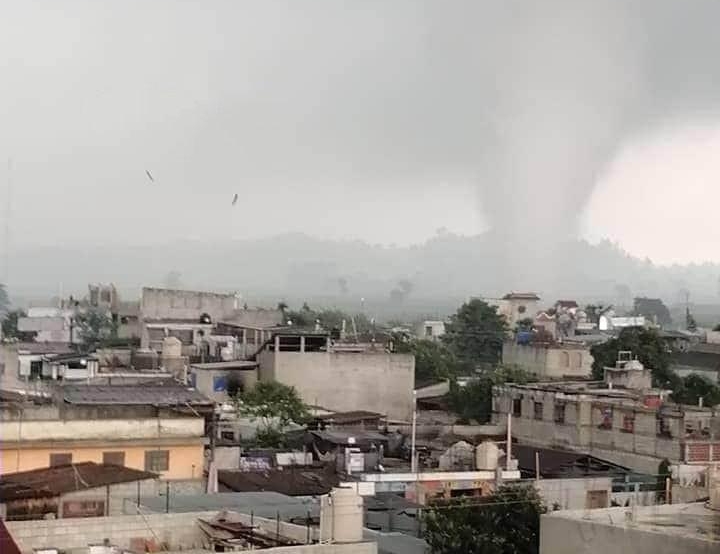Video: El momento en que un “mini tornado” avanza y causa daños sobre Patzún