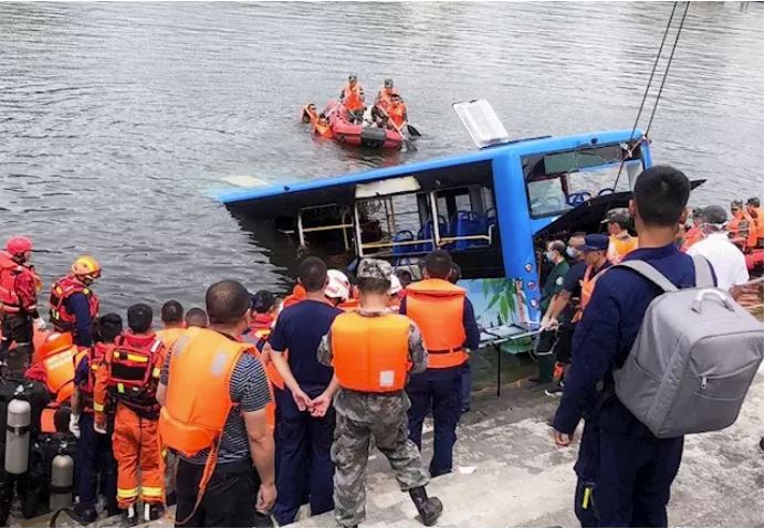 Tragedia en China deja 21 muertos luego que un bus con estudiantes cayera a un embalse