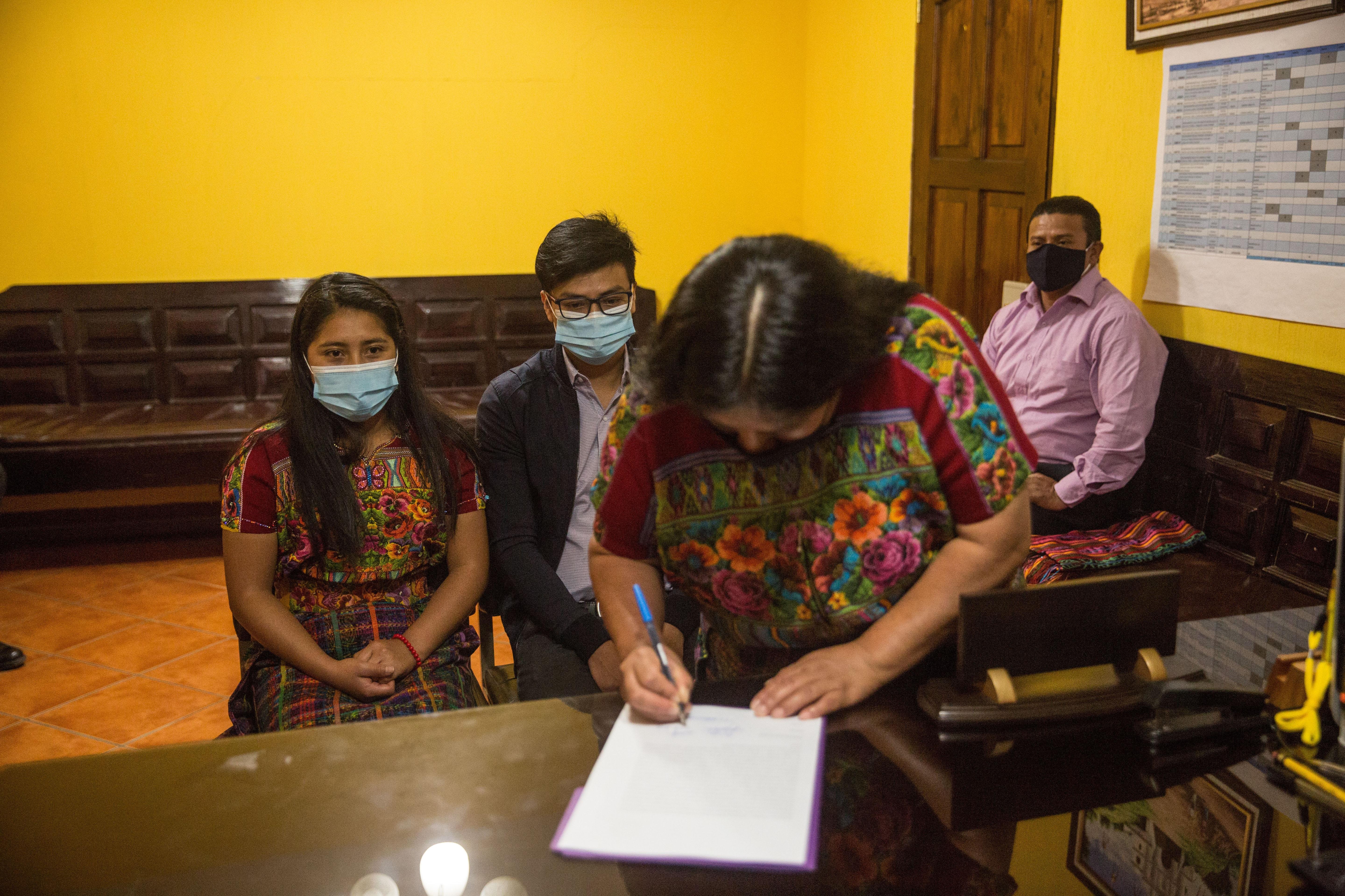Guatemaltecos kaqchikeles celebran al amor con pequeñas bodas por la pandemia