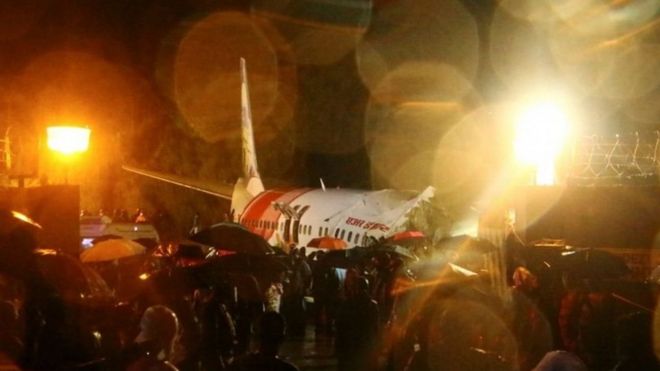 Accidente de avión en India: la aeronave que se partió en dos después de patinar sobre la pista y provocó la muerte de al menos 17 personas
