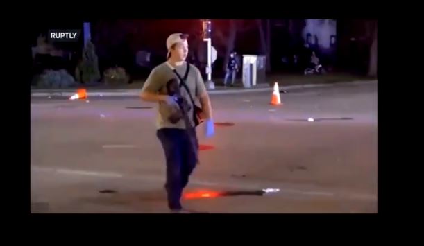 Hombre armado con rifle dispara a manifestantes en Wisconsin y pasa inadvertido por la policía