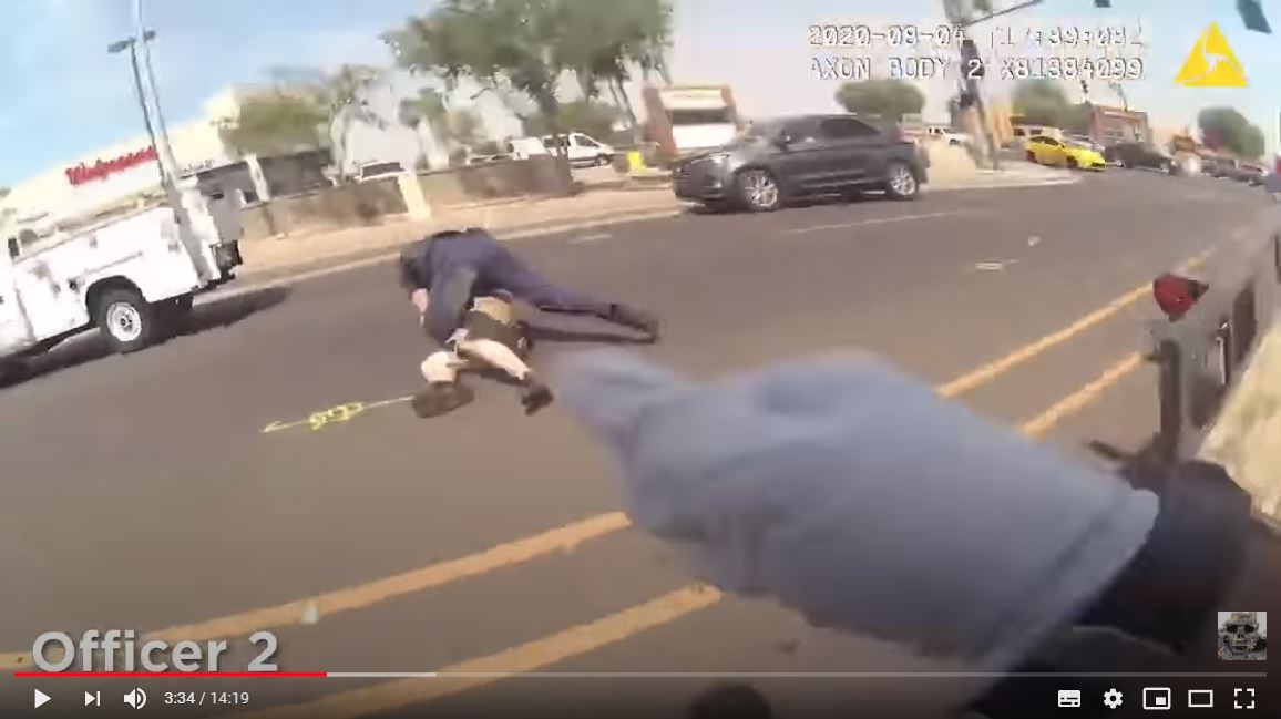 Video: hispano que fue dejado por seis minutos sobre el asfalto caliente durante su arresto muere en Arizona