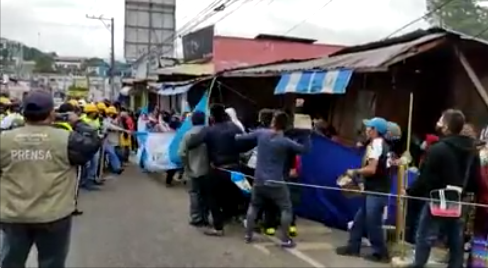 Varios heridos durante desalojo en mercado La Terminal de Cobán, Alta Verapaz